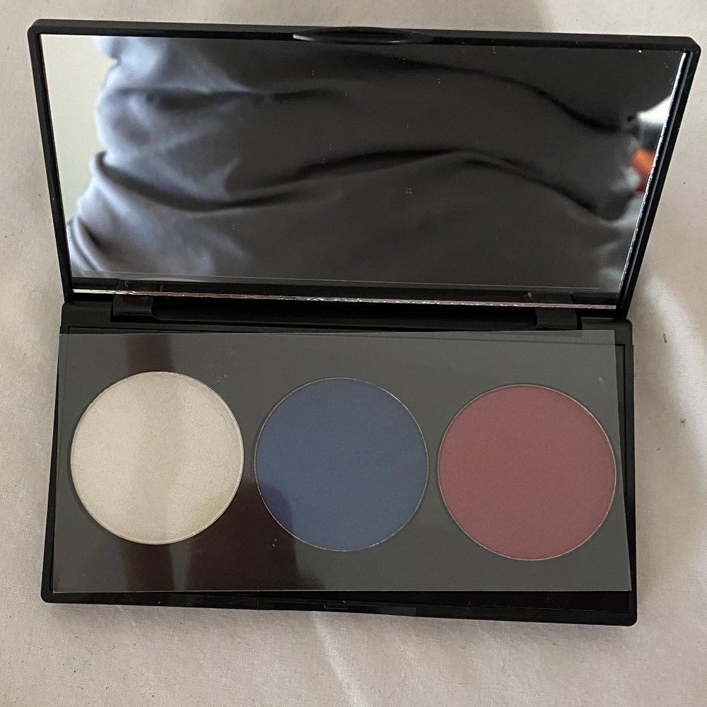 NWT Farmasi Eyeshadow Kit Colors are Red White and Blue